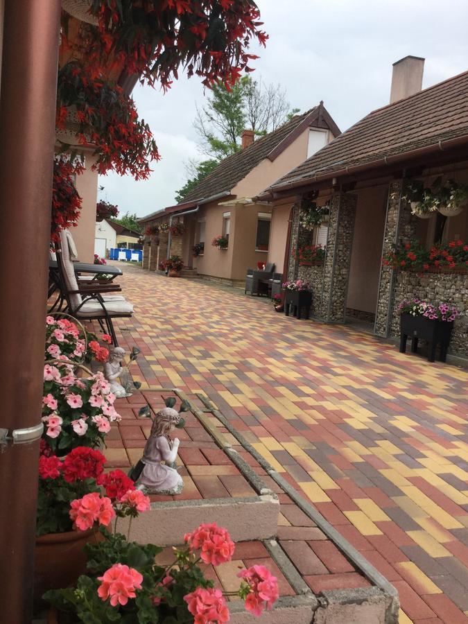 Jarmila Vendeghaz Hotel Balatonbereny Ngoại thất bức ảnh